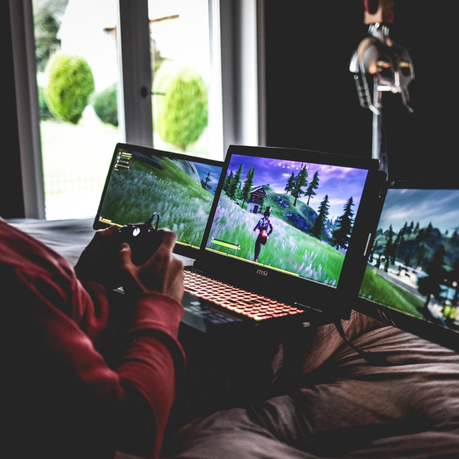 Advantages of Gaming with 3 screens - The Portable Monitor